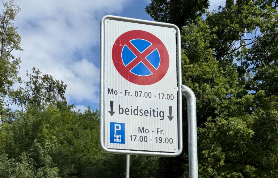 Explizit zwischen 7 und 17 Uhr wochentags ist das Halten nicht erlaubt.