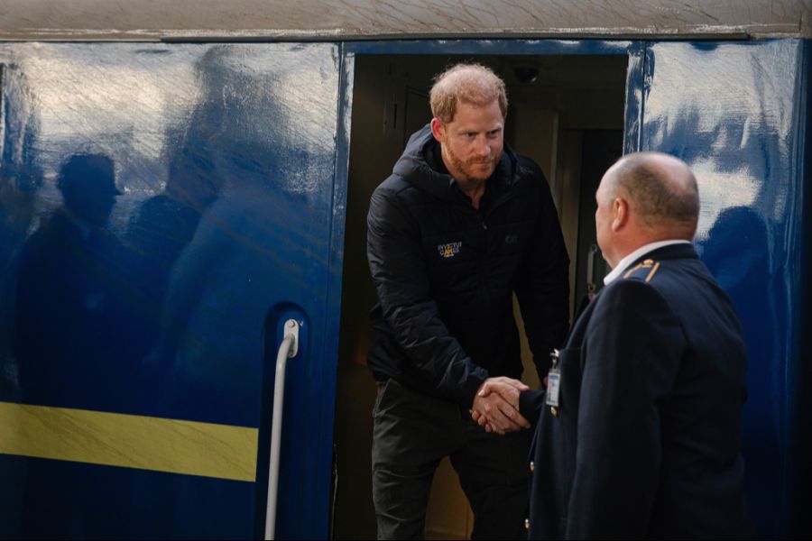 Nach seinem Besuch in England reiste Prinz Harry in die Ukraine weiter, wo er am Freitag am Bahnhof in Kiew ankam.