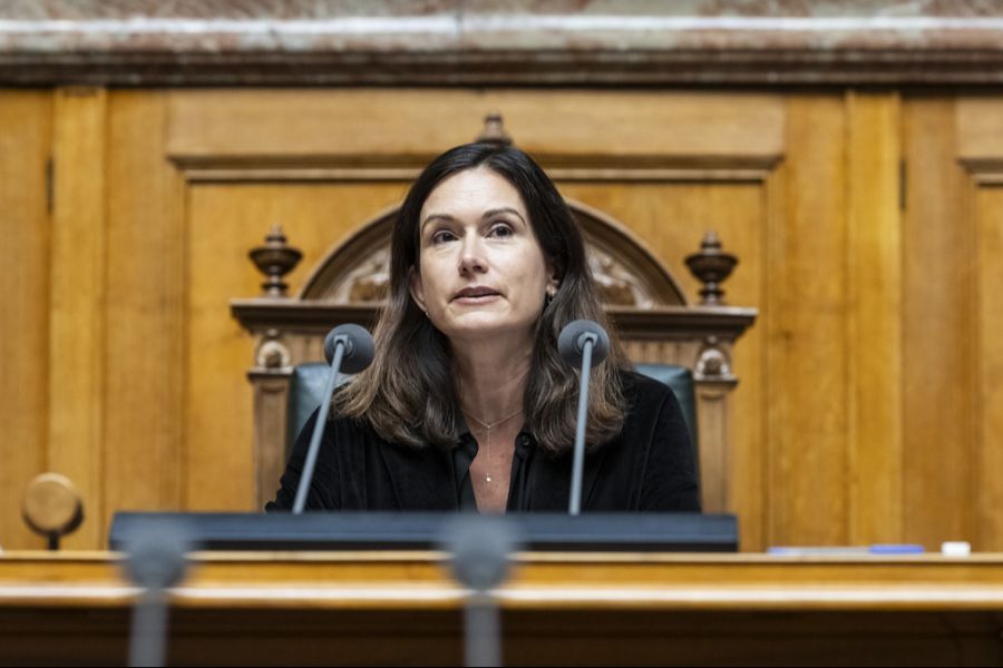 Nationalratspräsidentin Maja Riniker (FDP) gedenkt in ihrer Ansprache ihres verstorbenen Ratskollegen Alfred Heer.