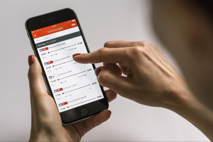 Zahlreiche Menschen nutzen die SBB-App, um passende Verbindungen zu suchen. (Symbolbild)