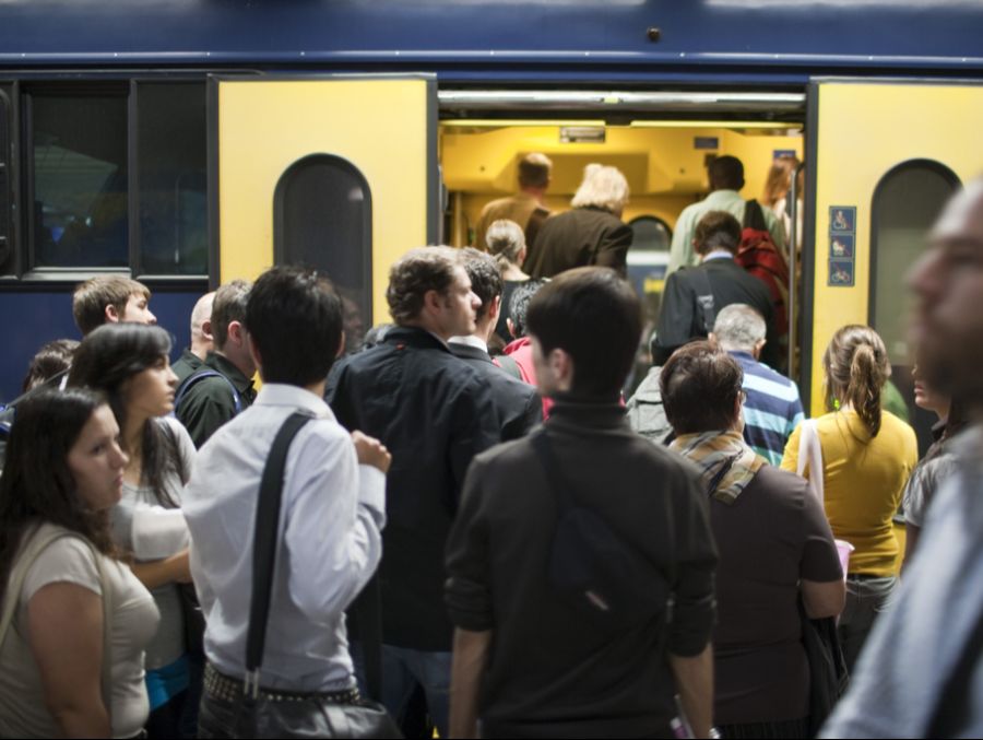 In der Schweiz gilt für Reisende mit gültigem Ticket lediglich die Transportpflicht.