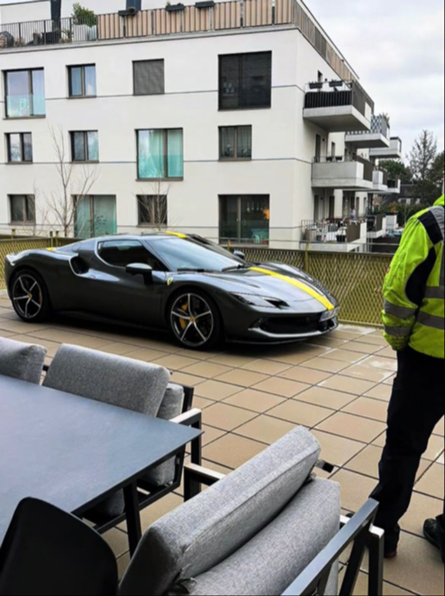 Der Ferrari darf auf dem Balkon aber nicht lange bleiben.