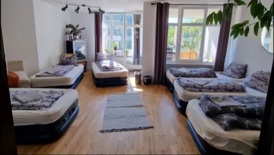 Fast wie Indoor-Camping: Eine Luftmatratze nahe der Theresienwiese kostet stolze 413 Franken pro Nacht.