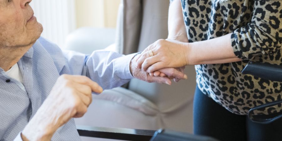 Die Basler Regierung führt neue Tarife für Firmen ein, die pflegende Angehörige anstellen. (Symbolbild)