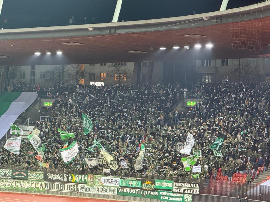 Aus St.Gallen machten sich zahlreiche Anhänger auf ins Letzigrund.