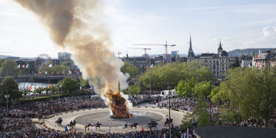 Am Zürcher Sechseläuten steht jeweils die Böögg-Verbrennung im Zentrum. Der Volksmund sagt: Je rascher nach dem Anzünden sein Kopf weg fliegt, desto schöner wird der Sommer.