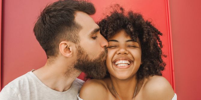 Glückliche Frau, Mann küsst Frau, verliebt