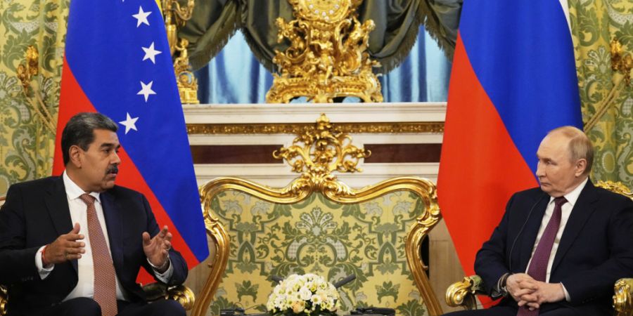 ARCHIV - Der russische Präsident Wladimir Putin (r) spricht mit dem venezolanischen Präsidenten Nicolas Maduro während ihres Treffens im Kreml in Moskau. Putin hat dem autoritären v...