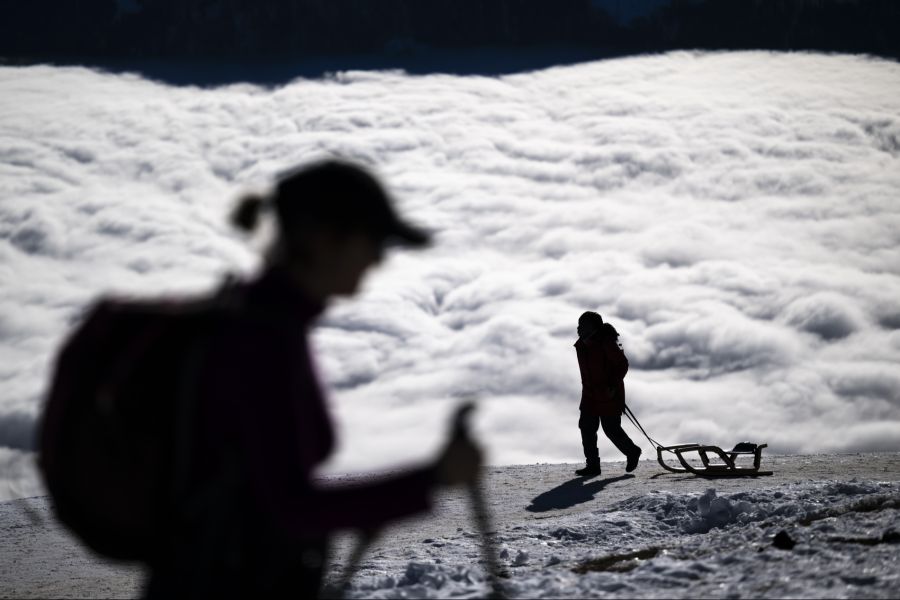 Über der Nebeldecke herrscht jedoch strahlender Sonnenschein.
