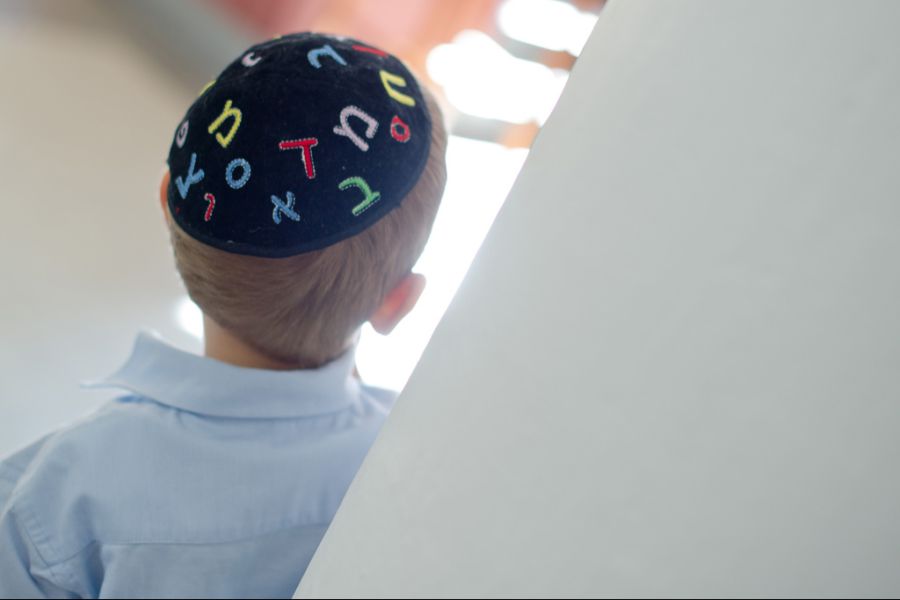 Andere religiös getragene Symbole – zum Beispiel Kippas und Kreuze – sind davon ausgenommen.