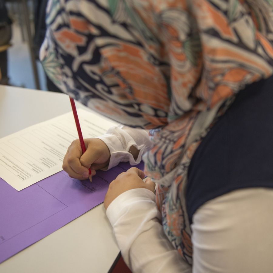 Der Bundesrat lehnt ein Verbot von Kinderkopftüchern an Schulen ab. (Symbolbild)