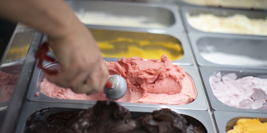 Ein deutscher Tourist findet: Schweizer Glacé könne man sich nicht leisten.