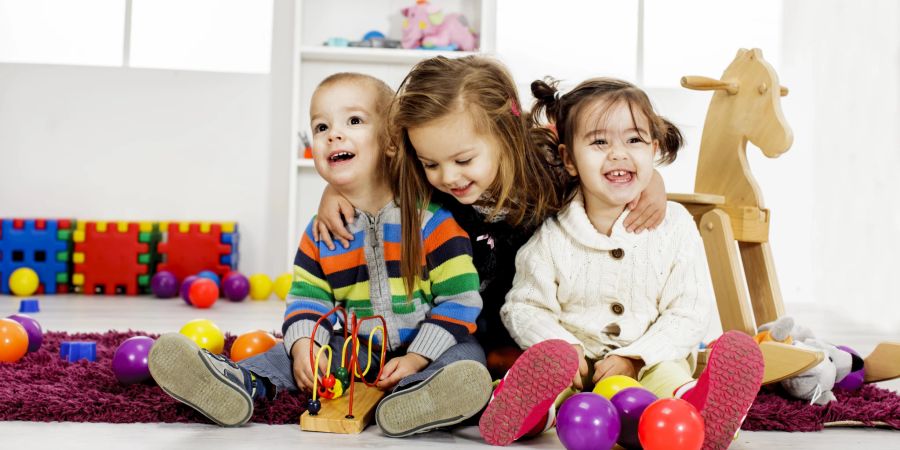 Glückliche Kinder spielen im Zimmer