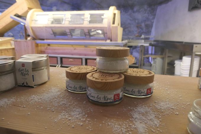 Im Herzen der Mine wird Fleur des Alpes in Handarbeit produziert. Salz Döschen Tisch Stollen