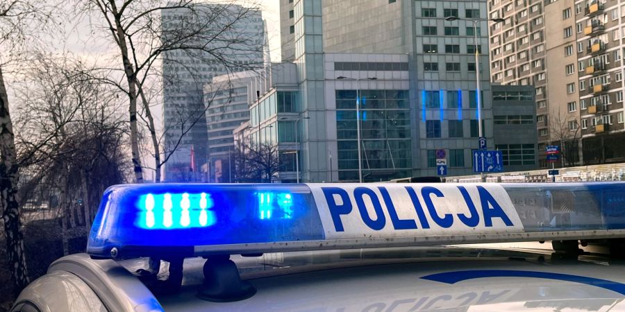 Die Polizei in Polen hat drei Männer festgenommen, die jahrelang Lkw während der Fahrt ausräumten.