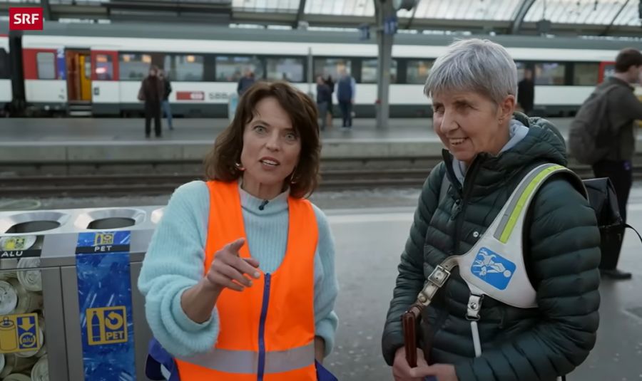 Mona Vetsch erklärt: Die weissen Linien am Boden des Bahnhofs müssen stets frei sein!