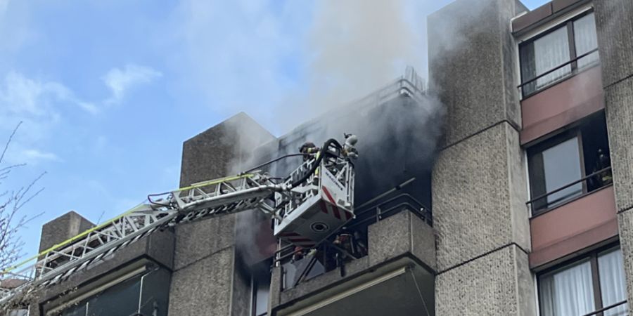 Rauch dringt aus einer Wohnung in einem Block an der Könizer Funkstrasse.