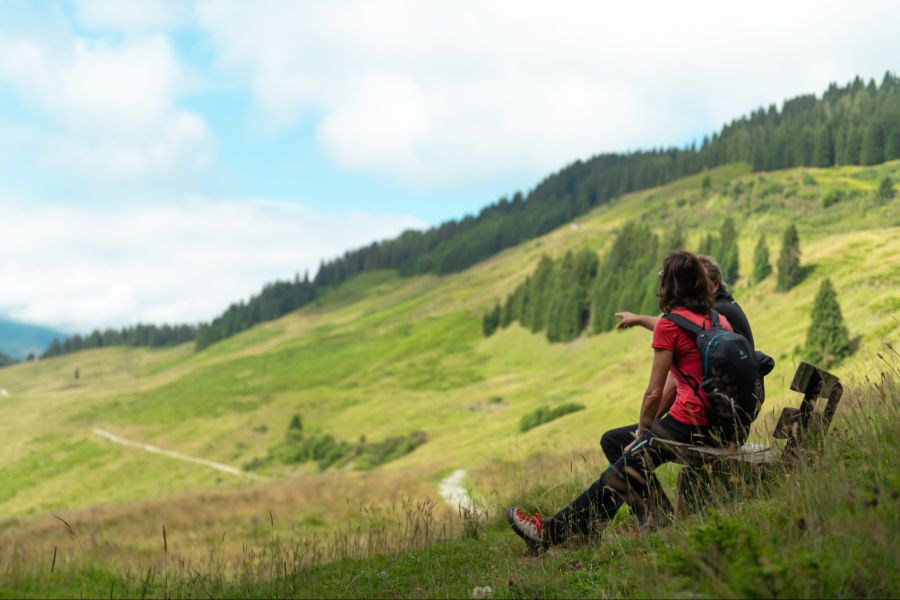 Eine kulinarische Wanderung ist die Almenrunde über den Rosskopf: Die aromatischen Bergkräuter finden sich auch in den servierten Gerichten wieder – etwa in feinen Milch- und Käseprodukten.