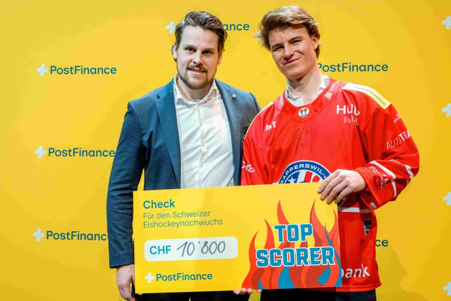 SCRJ Lakers-Sportchef Claudio Cadonau mit seinem PostFinance Top-Scorer Tyler Moy.