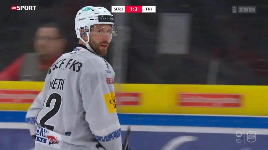 Die Aktion des Fribourg-Verteidigers führt zu einer Spieldauer-Disziplinarstrafe fünf Minuten vor Spielende.