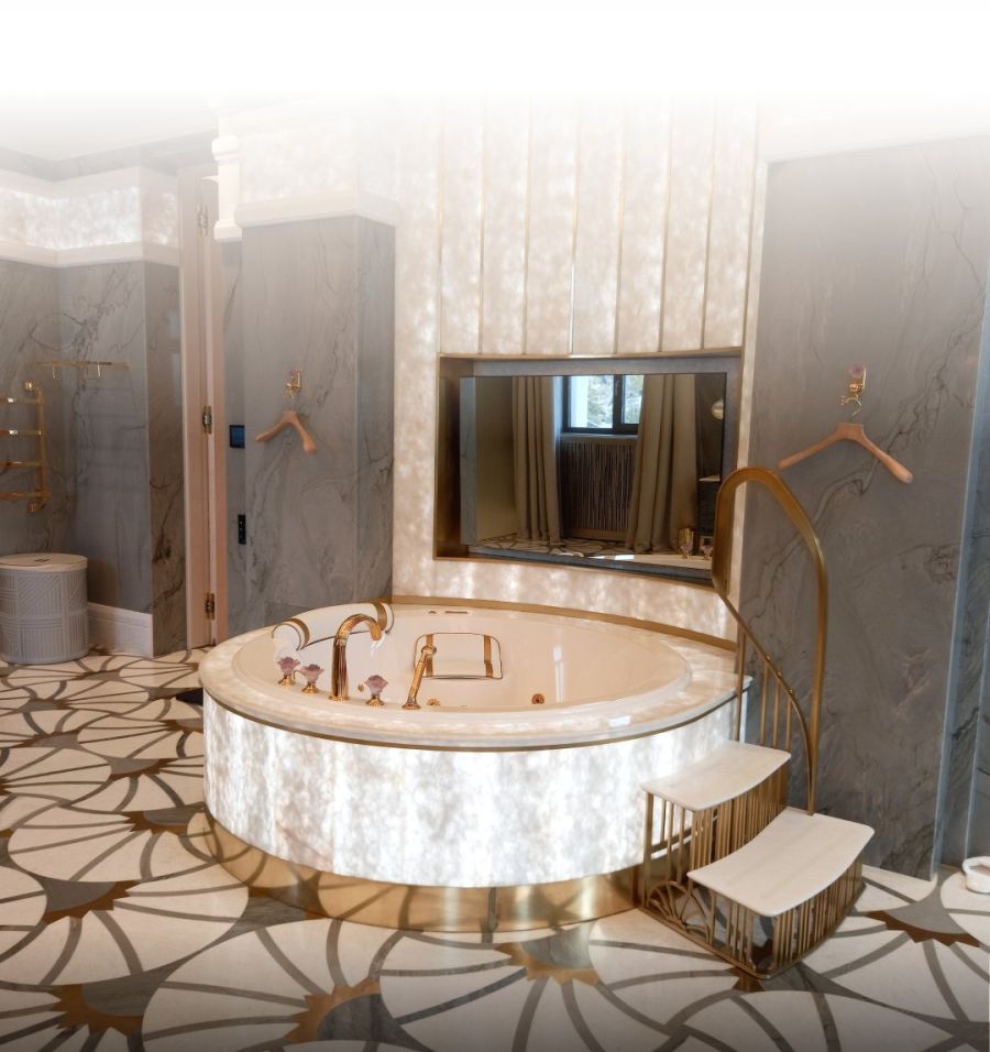 Das Badezimmer hat Marmorwände und -böden, überall hat es Gold-Verzierungen.