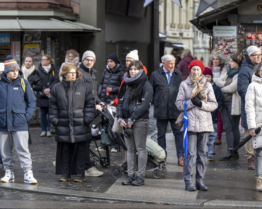 Eine Minute lang alles stehen und liegen lassen, um anderen Menschen zu gedenken, braucht eine gewisse Reife.
