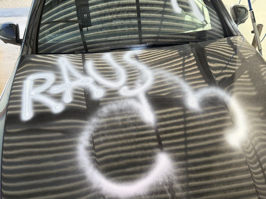 Auf die Motorhaube wurde «Raus» geschrieben.