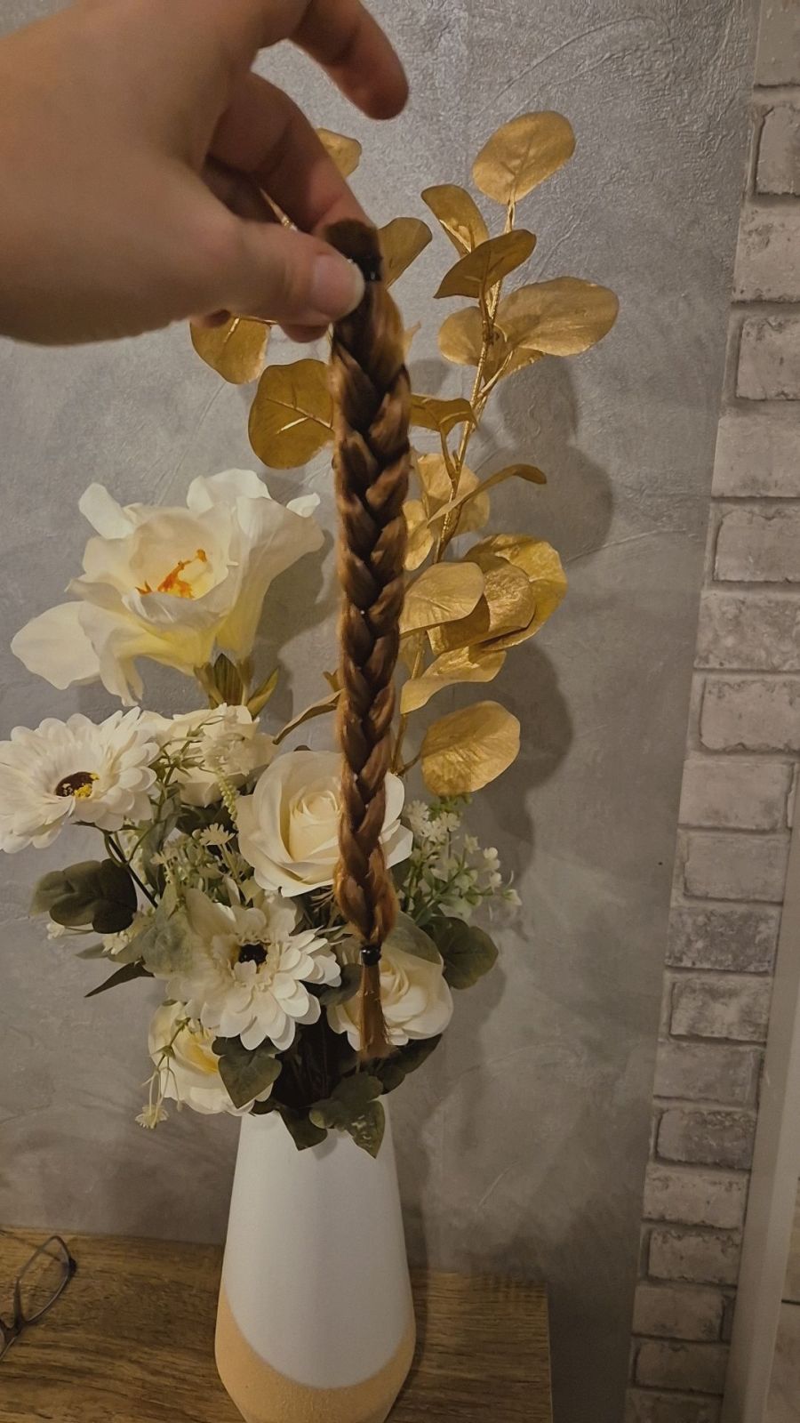 Eine Frau präsentiert stolz ihre Haar-Spende für Crans-Montana auf Facebook.