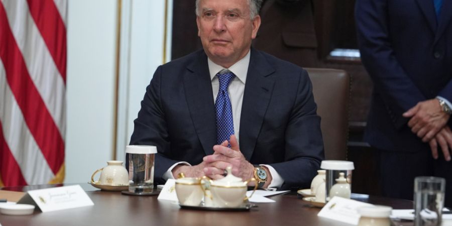 ARCHIV - Der US-Sondergesandte Steve Witkoff hört während einer Kabinettssitzung im Weißen Haus zu. Foto: Evan Vucci/AP/dpa