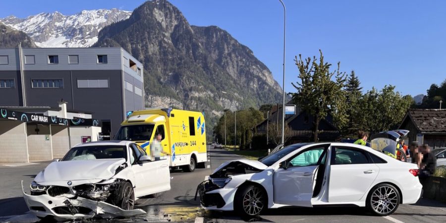 An den beiden Unfallautos entstand Totalschaden.