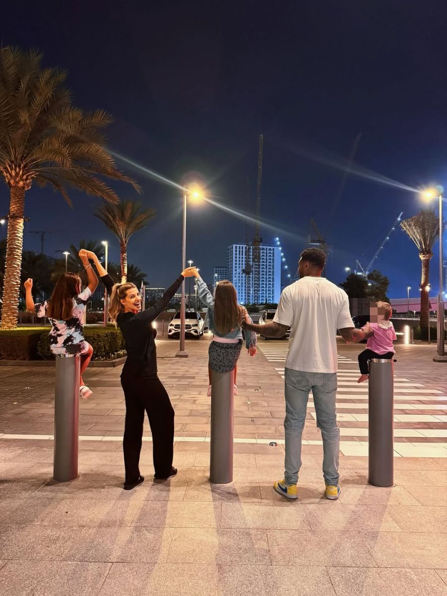 Die Influencerin, bekannt durch Reality-TV, bringt dort Kind und Karriere unter einen Hut.