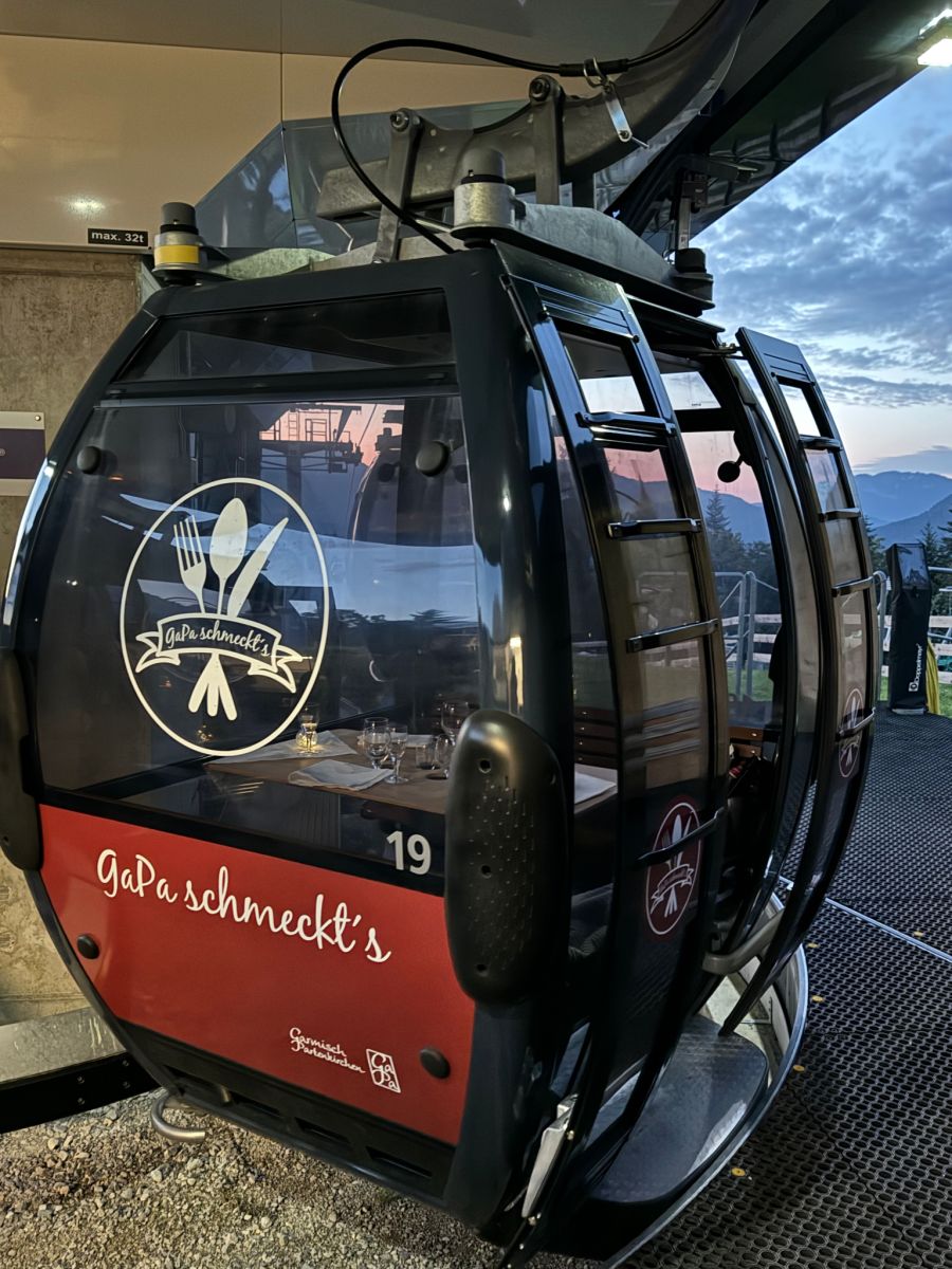 Das 5-Gang-Gondel-Menü wird an verschiedenen Stationen serviert - und gewährt dabei einen phänomenalen Ausblick.
