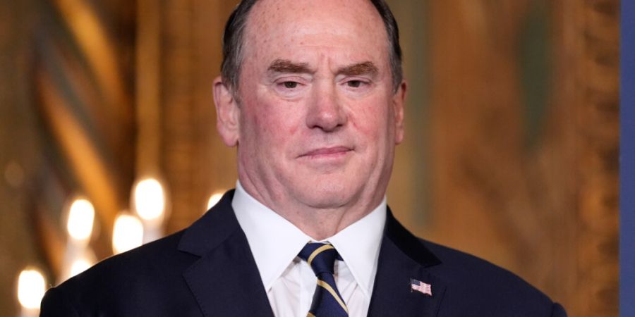 ARCHIV - US-Marineminister John Phelan hört zu, während US-Präsident  Trump in seinem Club Mar-a-Lago spricht. Foto: Alex Brandon/AP/dpa