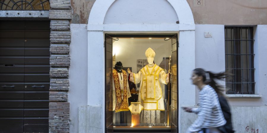 In diesem Laden in Rom unweit des Vatikans wurde der Hut für Franziskus' Beerdigung gefertigt. (Archivbild)