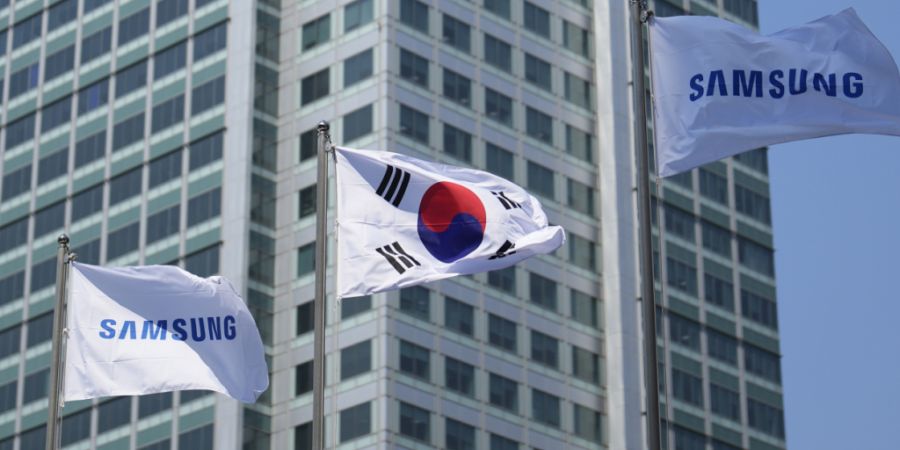 ARCHIV - Die Flaggen der Firma Samsung Electronics und die südkoreanische Nationalflagge flattern während einer Medientour am Hauptsitz von Samsung Electronics in Suwon. Die jüngsten...