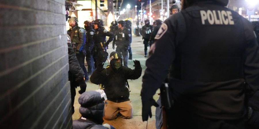 dpatopbilder - Ein Demonstrant hebt auf dem Boden die Arme, während Einsatzkräfte nach der Erklärung einer unerlaubten Versammlung bei einer Lärm-Demonstration vor dem Hotel Graduat...