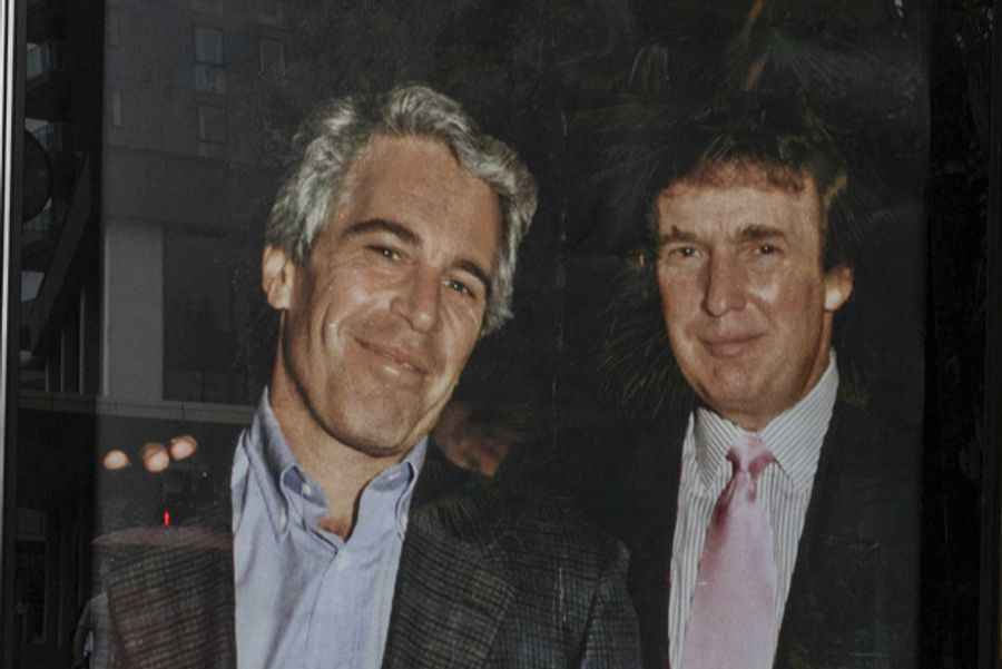 Zeugen berichten, wie junge Frauen bei Partys auf Trumps Anwesen «versteigert» worden seien.