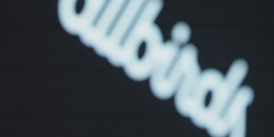 Die Schuhfirma Allbirds stand vor dem Aus - und beschloss plötzlich, ins Geschäft mit KI-Infrastruktur zu wechseln. Die Aktie schoss erst hoch, aber das Kursfeuerwerk währte nicht la...