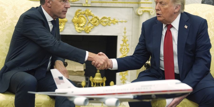 ARCHIV - US-Präsident Donald Trump (r) schüttelt die Hand von NATO-Generalsekretär Mark Rutte während eines Treffens im Oval Office des Weißen Hauses. Foto: Evan Vucci/AP/dpa