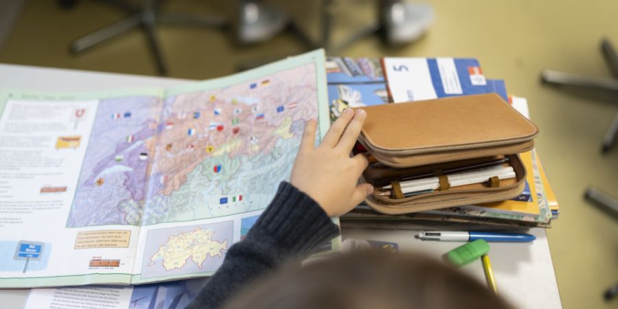 Um die Betreuung der Kinder auch in grossen Klassen sicherzustellen, sollen die Gemeinden zusätzliches Personal einsetzen können. (Symbolbild)