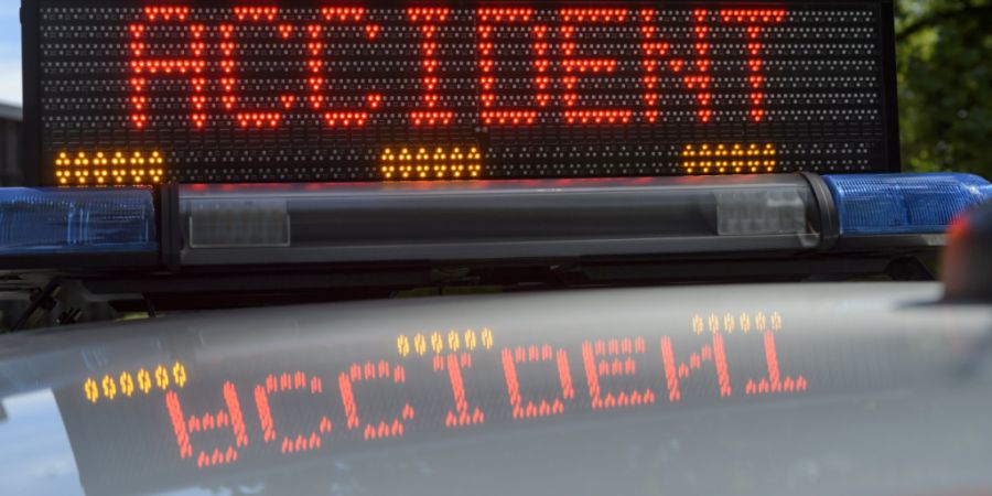 Der Unfall eines Lastwagens führte zu Beeinträchtigungen im Strassen- und Schienenverkehr. (Archivbild)