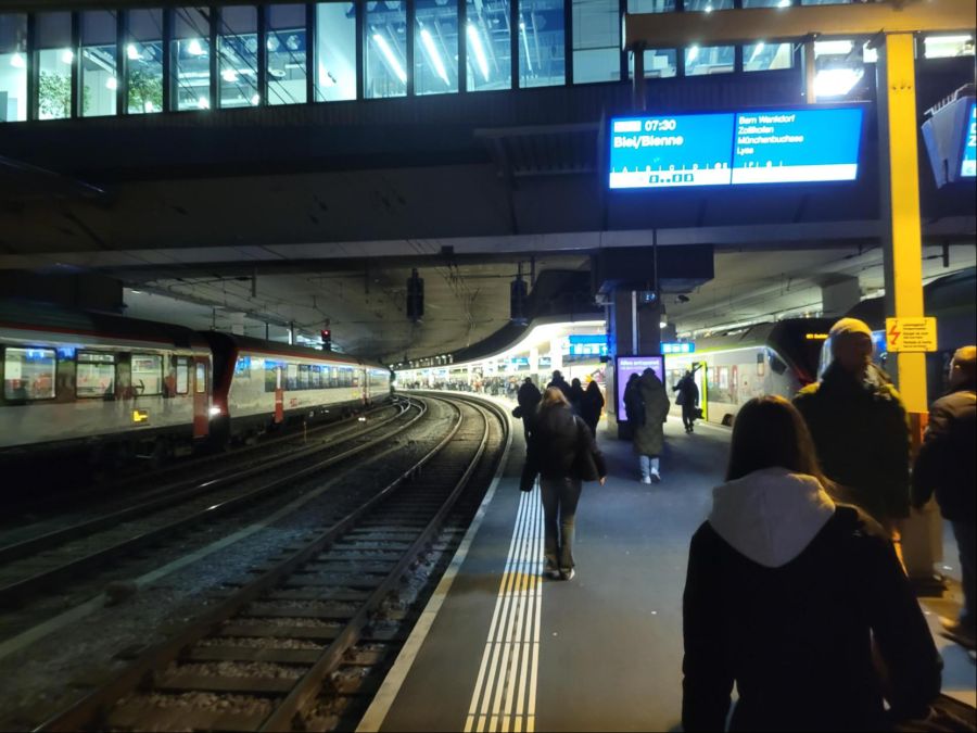 Ausschlaggebend sei die Tatsache, dass der Bahnhof Bern in einer Kurve liege. Die Kameras geben den Kundenbegleitern eine Übersicht über den ganzen Zug.