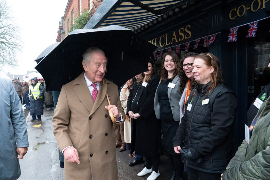 Doch für Charles wurde die Situation unangenehm – denn ein Zuschauer war alles andere als gut gelaunt.