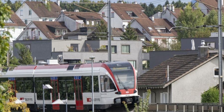 Ein 17-jähriger und 18-jähriger Train-Surfer stiegen laut Polizei in Lenzburg AG auf einen Zug der Seetalbahn. In Beinwil am See erlitt der 18-Jährige erlitt einen tödlichen Stromsc...