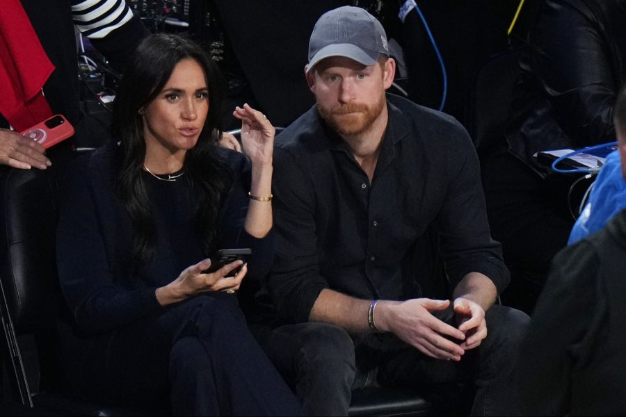 Heute haben Harry und Meghan nichts mehr mit den Royals zu tun. Das Paar kürzlich bei einem Basketballspiel.