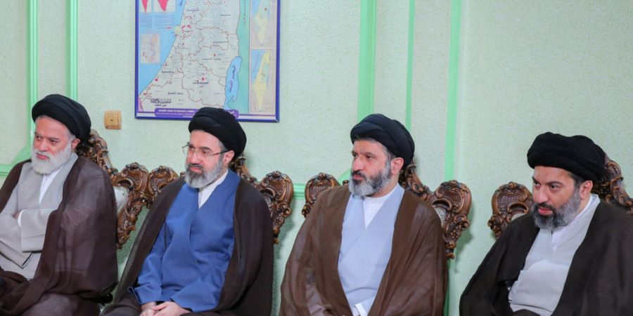 ARCHIV - Die vier Söhne des getöteten Ajatollahs Ali Chamenei, Meysam Chamenei (r-l), Massud Chamenei, Modschtaba Chamenei und Mostafa Chamenei, treffen sich mit dem Hamas-Vertreter i...
