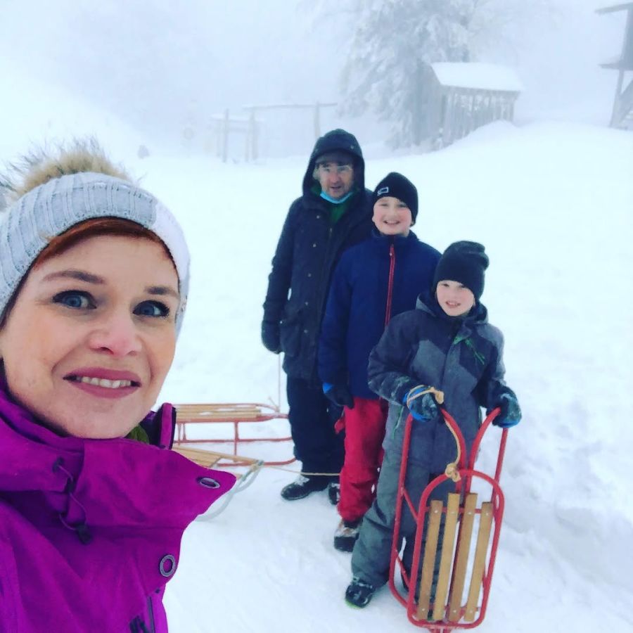 Sandra Boner mit Partner Matthieu und den gemeinsamen Söhnen beim Schlitteln. Der Architekt ist selten in der Öffentlichkeit zu sehen. (2021)