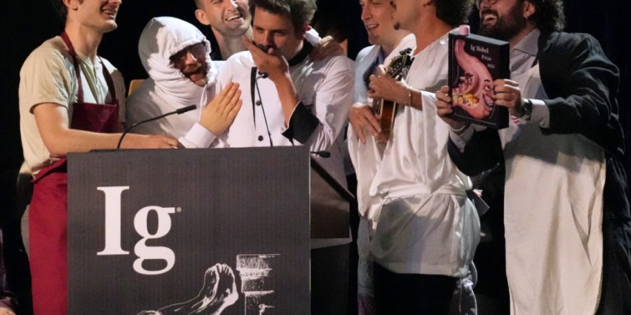 ARCHIV - Der Ig-Nobelpreis für Ernährung wird von Daniele Dendi, Gabriel H. Segniagbeto, Roger Meek und Luca Luiselli entgegengenommen, die untersucht haben, inwieweit eine bestimmte ...