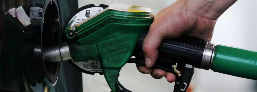 In Lyss BE können Autofahrer derzeit günstig tanken (Symbolbild).