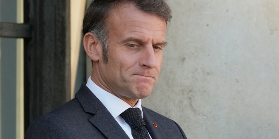 ARCHIV - Der französische Präsident Emmanuel Macron wartet vor dem Elysee-Palast. Foto: Michel Euler/AP/dpa/Archivbild